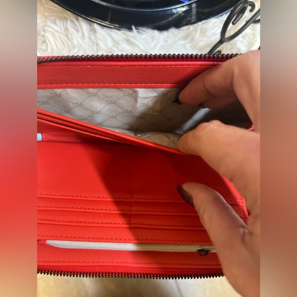 COPY - 🖤❤️NWT-STEVE MADDEN BLEEDING HEART ZIP AROUND WALLET/WRISTLET🖤❤️ - Picture 9 of 10